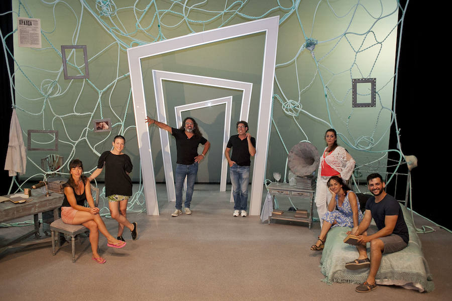 De izquierda a derecha, Rebeca Carrera, Alessandra García, Nacho Albert, Fernando Jiménez Salmerón, Virginia Nölting, Alejandra Cid y Fran Perea, en el escenario del Echegaray.