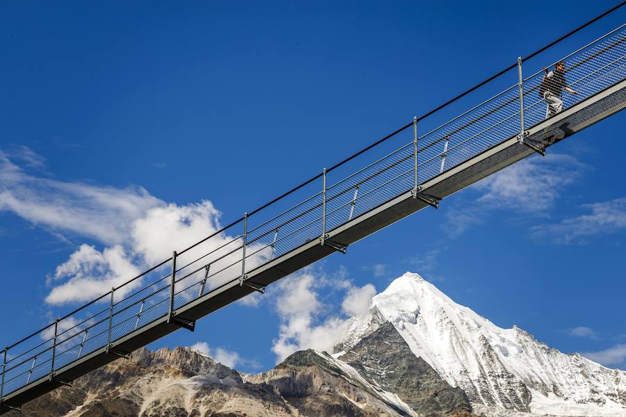 La inauguración del puente colgante peatonal más grande del mundo fue el pasado 29 de julio, con una longitud de 494m. El puente está situado en el Europaweg que conecta las localidades de Zermatt y Graechen.