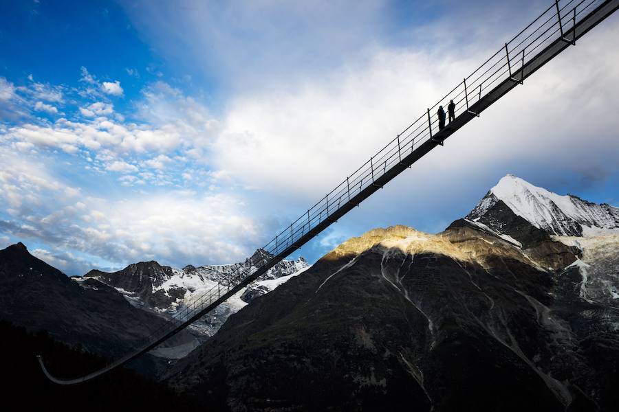 La inauguración del puente colgante peatonal más grande del mundo fue el pasado 29 de julio, con una longitud de 494m. El puente está situado en el Europaweg que conecta las localidades de Zermatt y Graechen.