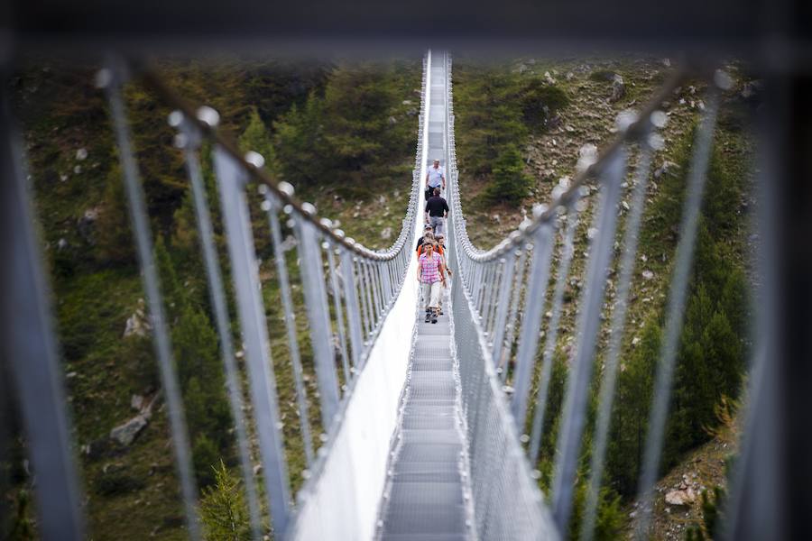 La inauguración del puente colgante peatonal más grande del mundo fue el pasado 29 de julio, con una longitud de 494m. El puente está situado en el Europaweg que conecta las localidades de Zermatt y Graechen.