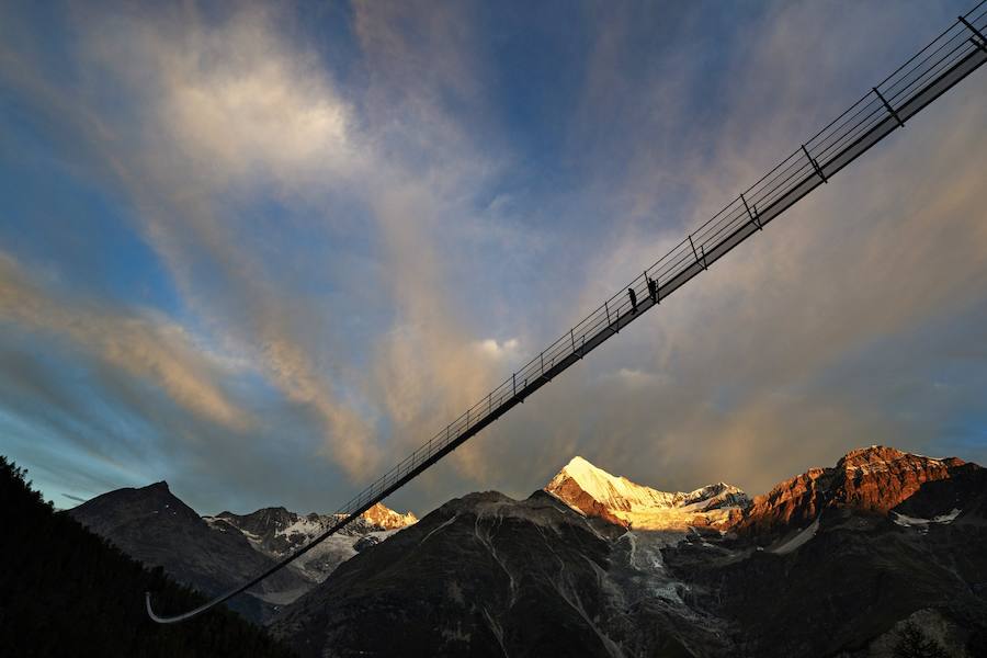 La inauguración del puente colgante peatonal más grande del mundo fue el pasado 29 de julio, con una longitud de 494m. El puente está situado en el Europaweg que conecta las localidades de Zermatt y Graechen.