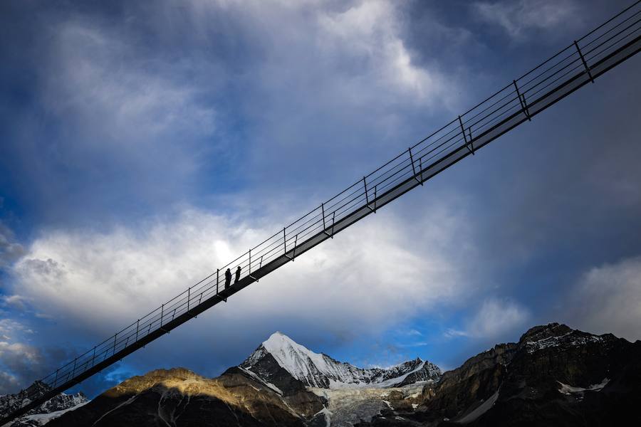 La inauguración del puente colgante peatonal más grande del mundo fue el pasado 29 de julio, con una longitud de 494m. El puente está situado en el Europaweg que conecta las localidades de Zermatt y Graechen.