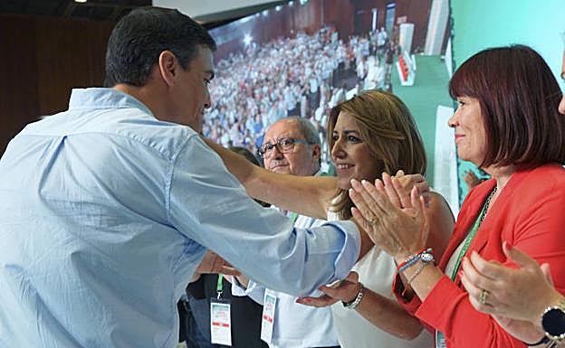 Pedro Sánchez saluda a Susana Díaz en presencia de Juan Cornejo y Micaela Navarro en la clausura del congreso de los socialistas andaluces.