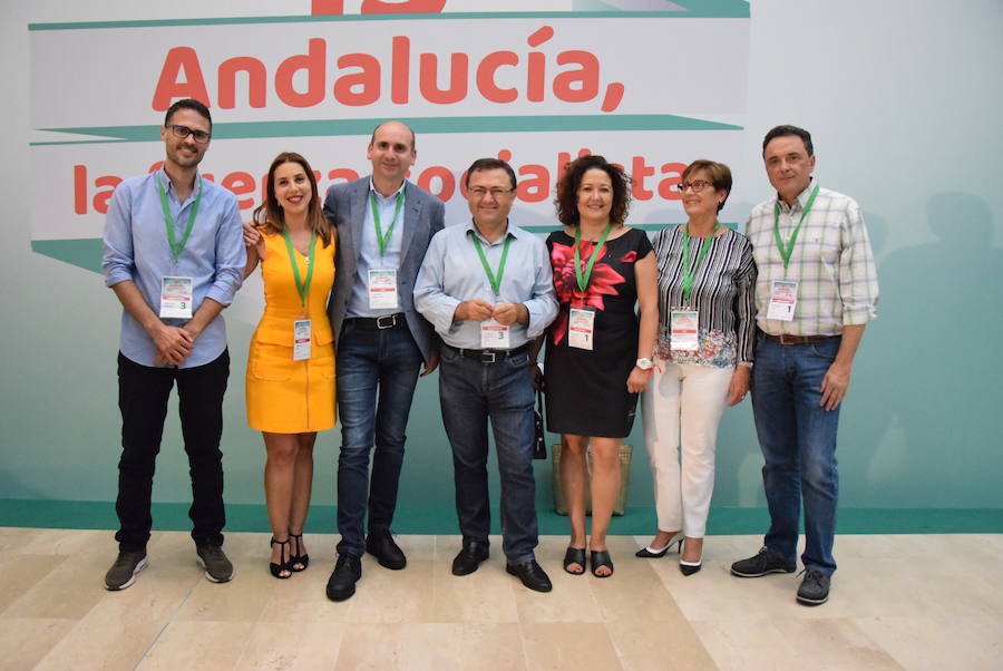 Heredia, en el centro, ayer con los seis malagueños de la ejecutiva andaluza de Susana Díaz.
