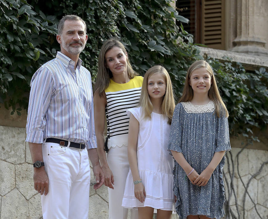 La Familia Real, formada por los Reyes Felipe y Letizia, la princesa Leonor y la infanta Sofía, han posado esta tarde antes los periodistas en el Palacio de Marivent, donde estos días están pasando sus tradicionales vacaciones de verano.