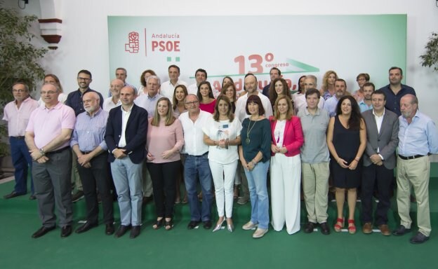 La nueva ejecutiva regional del PSOE andaluz en la foto de familia antes de su primera reunión. :: efe