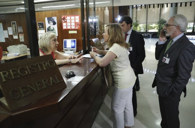 Ramón Montero, abogado de Juana Rivas, entregando la petición de amparo en el Tribunal Constitucional. :: efe