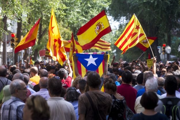 Imagen de la manifestación en la que miembros de la CUP chocaron ayer en Barcelona con defensores de seguir en España. :: q. garcía / efe