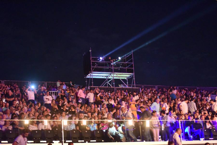 El considerado por muchos el mejor cantautor rock de este país, Joaquín Sabina, actuó anoche en el escenario de Starlite en Marbella ante 3.000 personas que agotaron todas las entradas disponibles en el recinto, algo que viene siendo habitual en esta gira de presentación de su nuevo disco ‘Lo niego todo’.