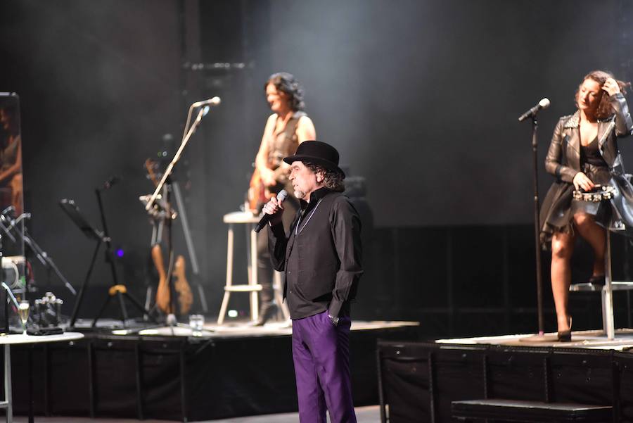 El considerado por muchos el mejor cantautor rock de este país, Joaquín Sabina, actuó anoche en el escenario de Starlite en Marbella ante 3.000 personas que agotaron todas las entradas disponibles en el recinto, algo que viene siendo habitual en esta gira de presentación de su nuevo disco ‘Lo niego todo’.