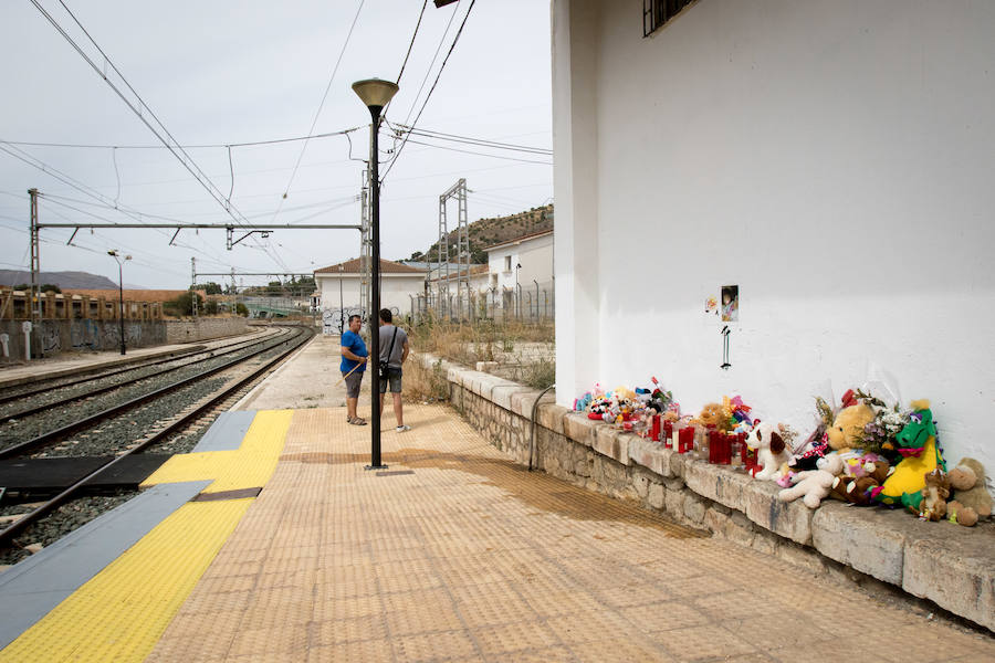 Los vecinos de Pizarra siguen sin creer el caso de Lucía Vivar tras conocer este martes que una cámara de seguridad registró a la niña caminando sola sobre las vías del tren.