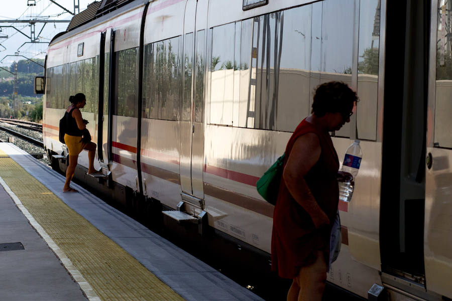 Los vecinos de Pizarra siguen sin creer el caso de Lucía Vivar tras conocer este martes que una cámara de seguridad registró a la niña caminando sola sobre las vías del tren.