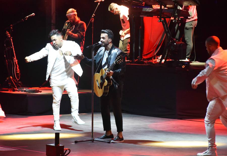 El cantante puertorriqueño Luis Fonsi bañó de amor y baile la cantera de Nagüeles en el concierto que ofreció en el auditorio del festival Starlite, lleno hasta la bandera para disfrutar al intérprete de la canción que desde hace meses suena en todo el mundo. No fue, sin embargo ‘Despacito’ el tema que abrió la velada. 