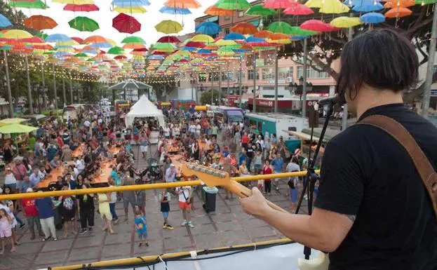 La plaza programa conciertos, desfiles y degustaciones gastronómicas para congregar cada fin de semana a miles de personas. 