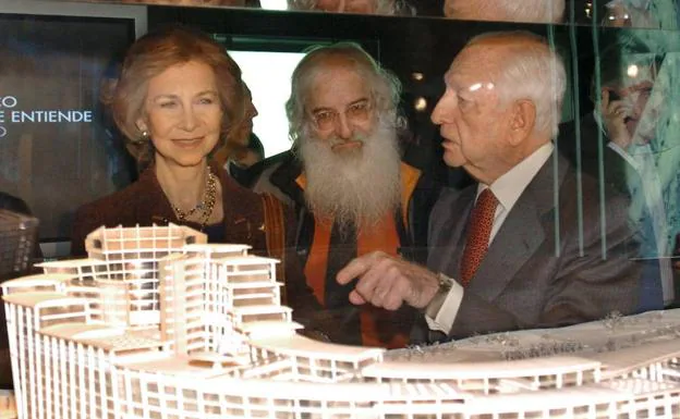 Antonio Lamela, arquitecto de La Nogalera, con la Reina Sofía. 