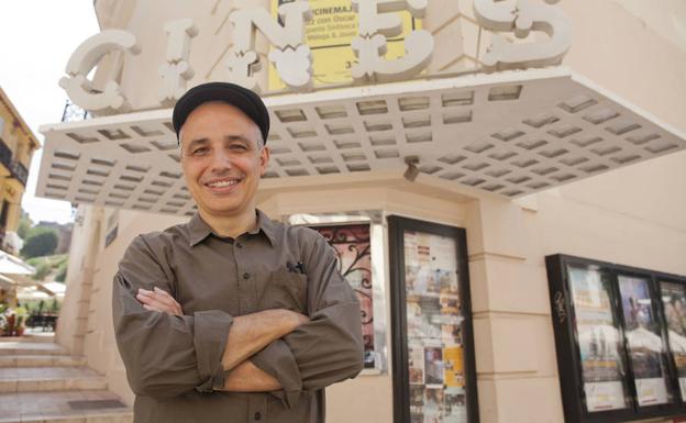 Pablo Berger, ayer frente al cine Albéniz donde preestrenó ‘Abracadabra’ en compañía de José Mota. 