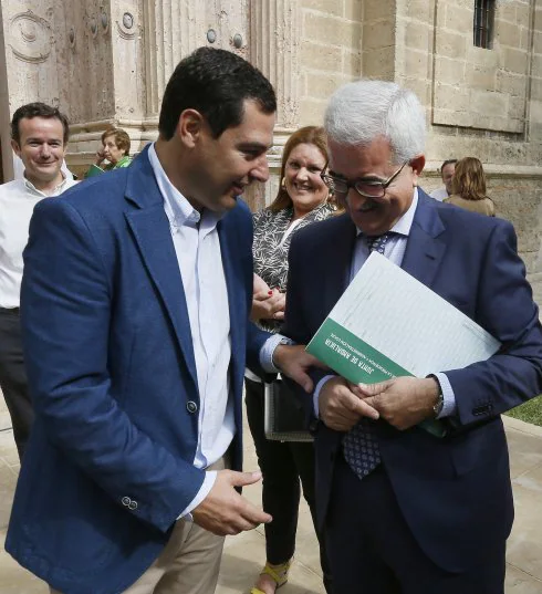Juanma Moreno y el vicepresidente Jiménez Barrios. :: efe