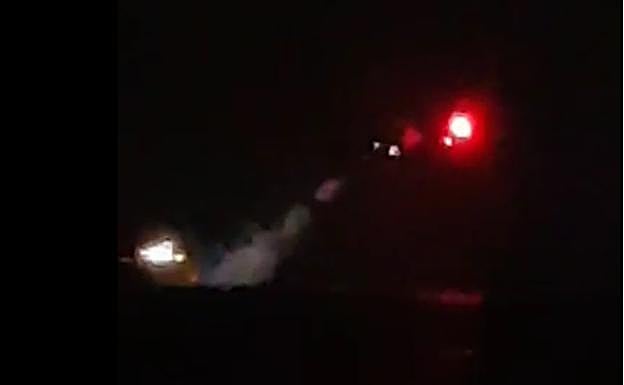 Momento del rescate con el helicóptero sobrevolando la embarcación. 