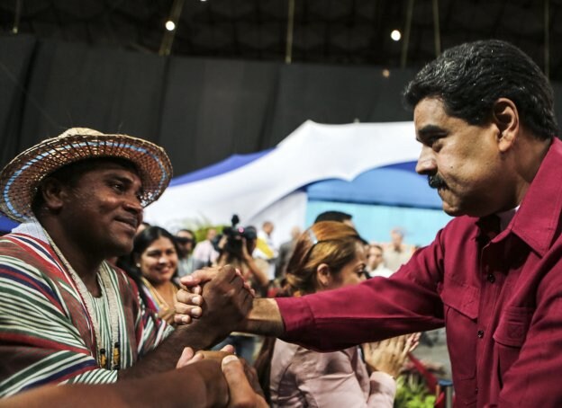 Maduro recibe la felicitación de los asistentes a un encuentro con constitucionalistas, en una imagen distribuida por la Presidencia. :: afp
