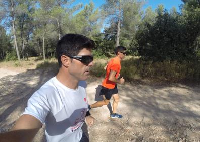 Imagen secundaria 1 - Arriba, los hermanos malagueños en Estrasburgo. Abajo, a la izquierda, corriendo por Marsella. A la derecha, en Altea (Alicante) 