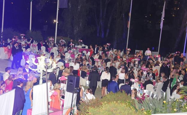 La gala estival de la Asociación Española Contra el Cáncer (AECC) de Marbella reunió anoche a más de 400 personas en los jardines del Club de Golf Guadalmina. 