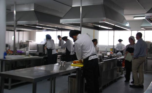 Alumnos, en foto de archivo de unas prácticas de cocina en el CIOMijas. 