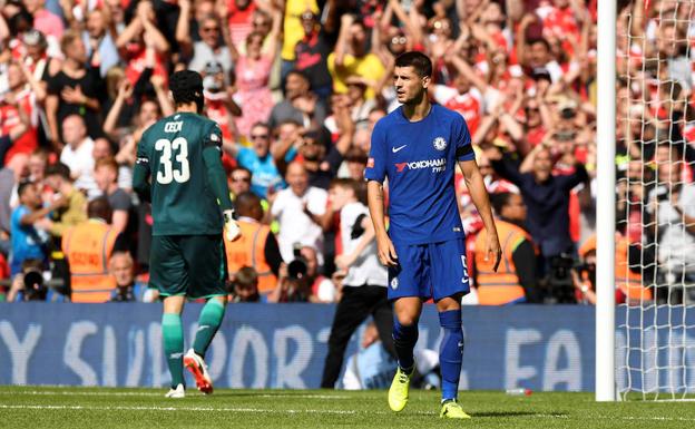 Álvaro Morata, instantes después de fallar el penalti ante Petr Cech.