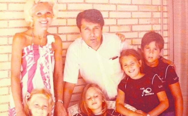 Carolina, primera por la izquierda, con sus padres Elsa y Carlos, y sus hermanos Belén, Elsita y Carlos en Almuñécar en los años 80.