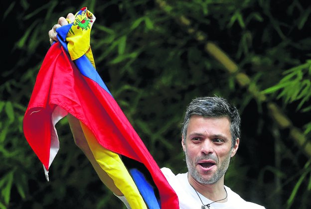 Leopoldo López sostiene la bandera venezolana tras ser liberado el pasado 8 de julio. :: Andres Martinez Casares / reuters