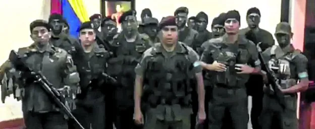 Imagen del vídeo de los detenidos tras las asonada difundido por el Gobierno. :: r. c.
