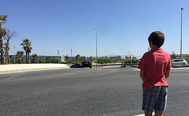 No hay paso de peatones hacia el Benítez. 