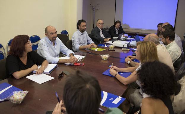 La mesa técnica del agua, integrada por grupos políticos y asociaciones de consumidores, se constituyó en septiembre de 2015. 