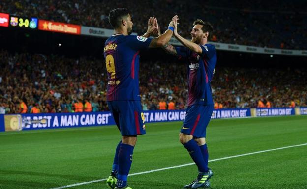 Luis Suárez celebra uno de los goles con Messi. 