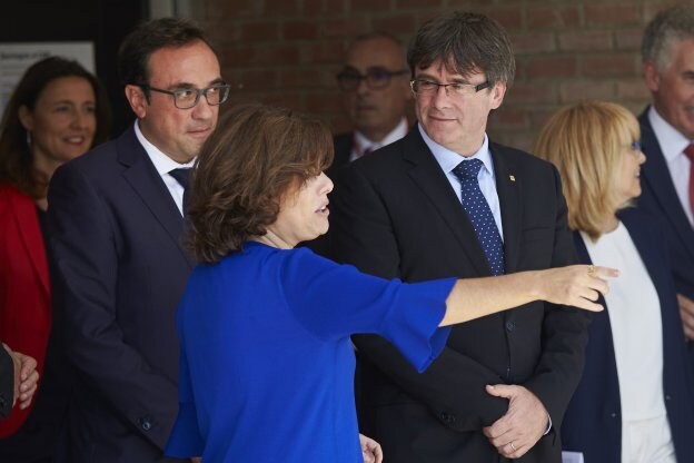 Santamaría conversa el 25 de julio con Puigdemont y Rull en un acto en San Cugat. :: A. García / Efe