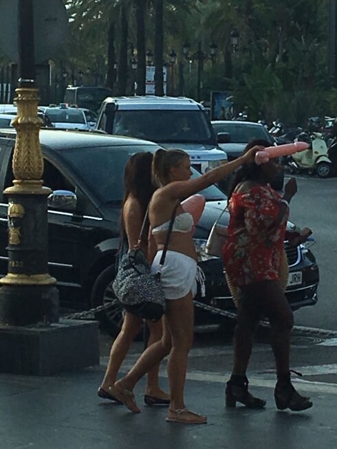Turistas en una despedida de soltera en Puerto Banús. :: j-l