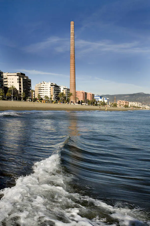 La conocida como Torre Mónica es uno de los últimos vestigios del perfil industrial de Málaga capital.