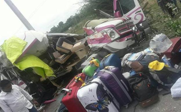 Imagen de cómo quedó el minibús de los turitas tras el accidente en India.