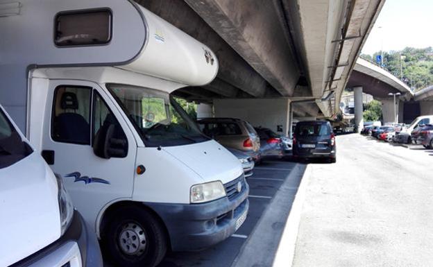 La autocaravana, aparcada bajo uno de los puentes de la autopista AP-8 de San Sebastián.