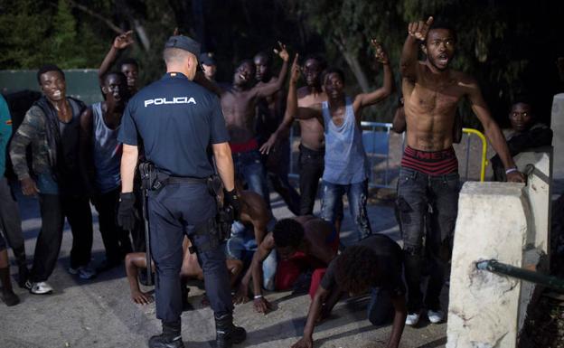 Varios migrantes en la frontera española de Ceuta. 