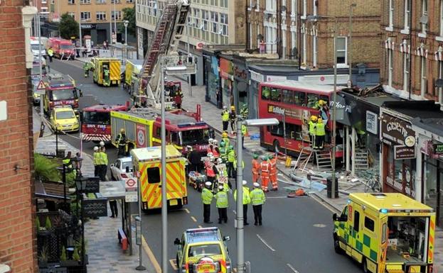 Un autobús de dos plantas se empotra contra una tienda en Londres