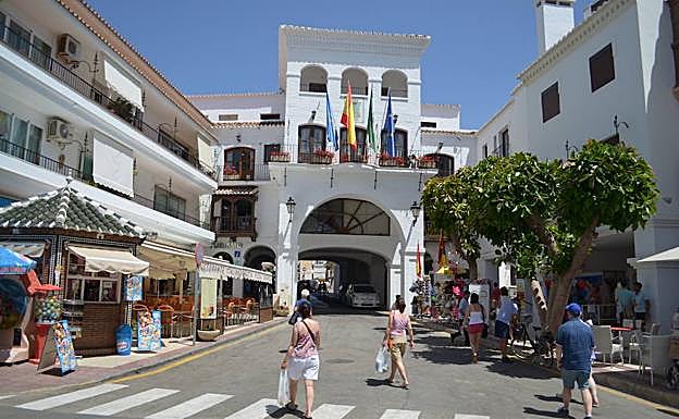 El PP apremia a Ciudadanos a firmar la moción de censura para desalojar al tripartito de PSOE, IU y Podemos en Nerja