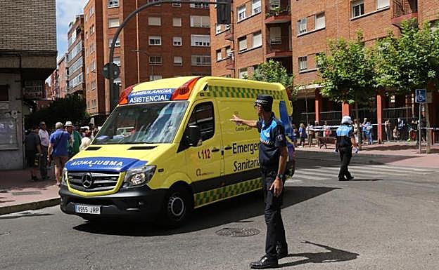 Un policía dirige a la ambulancia en la zona del accidente 