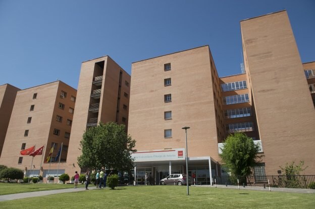 Entrada del hospital madrileño de Alcalá de Henares. :: Fernando Villar / efe