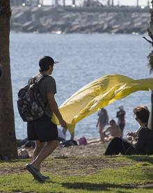 Imagen secundaria 2 - Las terminales registran la mayor actividad del año. Turistas visitan la capital a bordo de vehículos ‘Segway’. La playa sigue siendo el principal atractivo para los turistas en la Costa. 