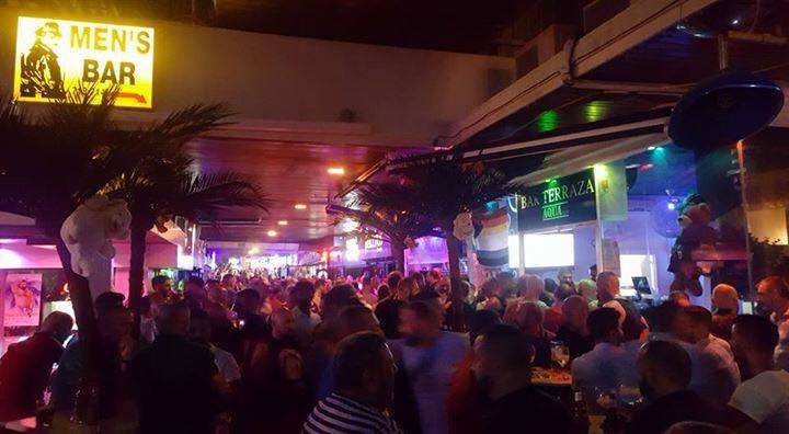 Miles de hombres barbudos y orondos que desafían la metrosexualidad se dan cita en el municipio