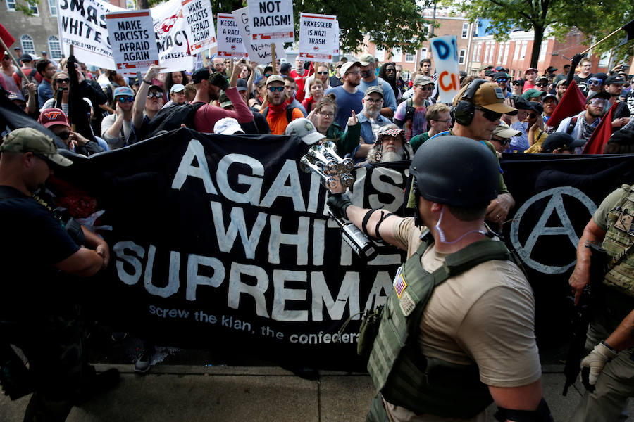 Violentas refriegas se registraron este sábado entre militantes antirracistas y grupúsculos de la extrema derecha estadounidense reunidos en Charlottesville, en Virginia, obligando al gobernador del Estado a declarar el estado de emergencia y a la policía a prohibir la manifestación.