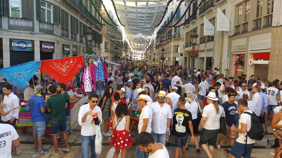 La ausencia de Policía Local, así como de los camiones de Limasa, permite que miles de jóvenes beban en la calle desde las 17.30 horas