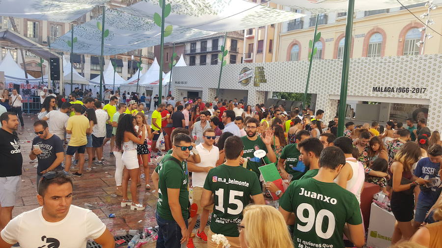 La ausencia de Policía Local, así como de los camiones de Limasa, permite que miles de jóvenes beban en la calle desde las 17.30 horas
