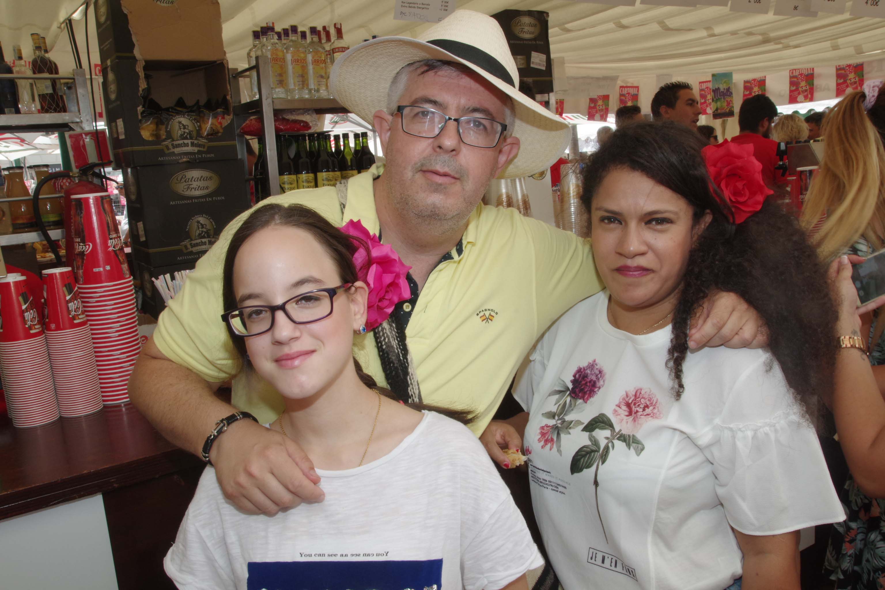 Ana Ruiz, Jesús Ruiz y Milena Díaz, disfrutando del segundo día de feria. 