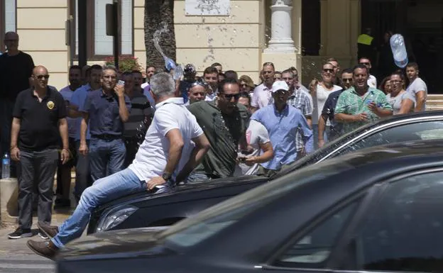 Momentos de tensión protagonizados por los taxistas en la puerta del Ayuntamiento. 